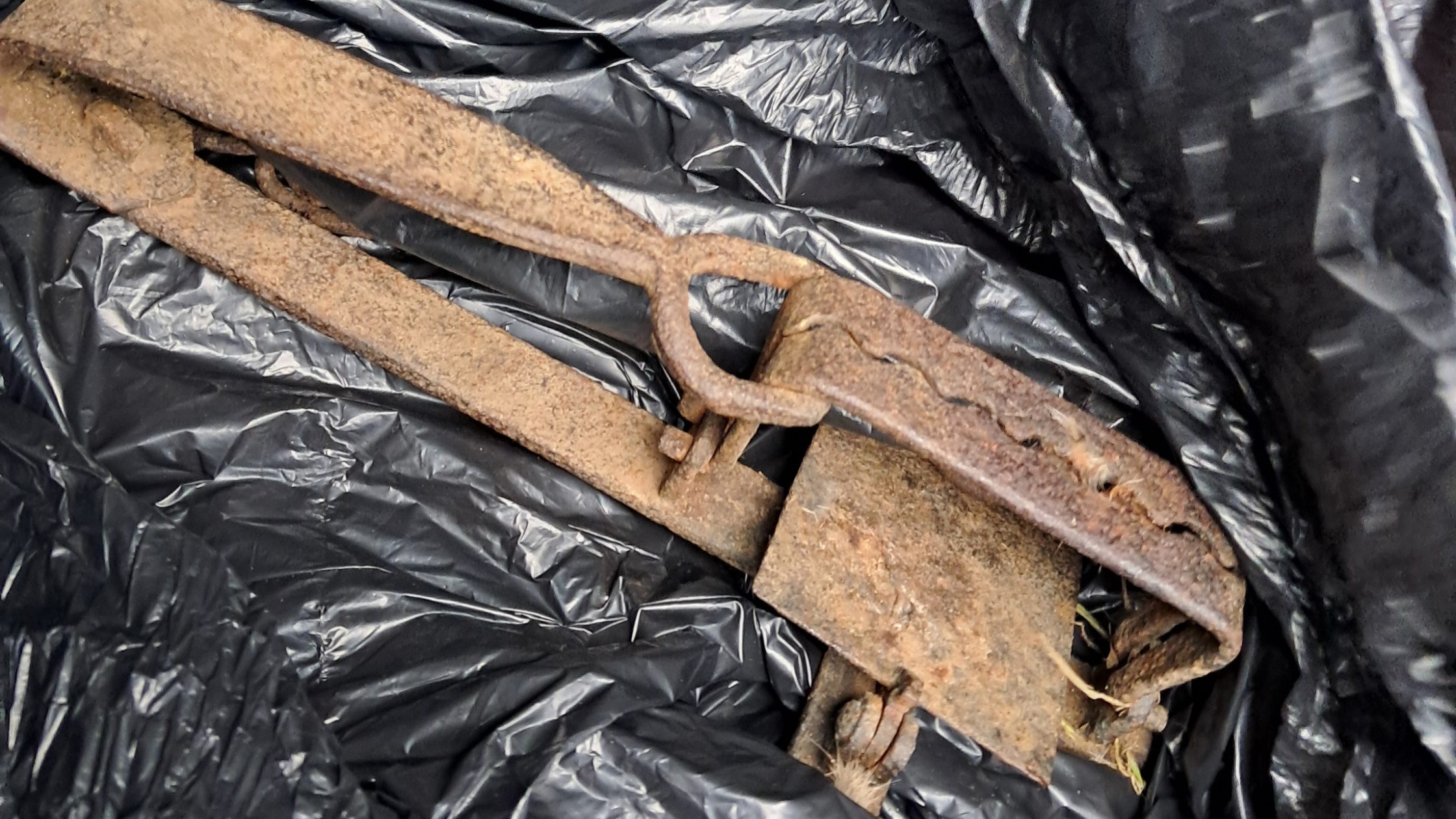 Image of rusty gin trap
